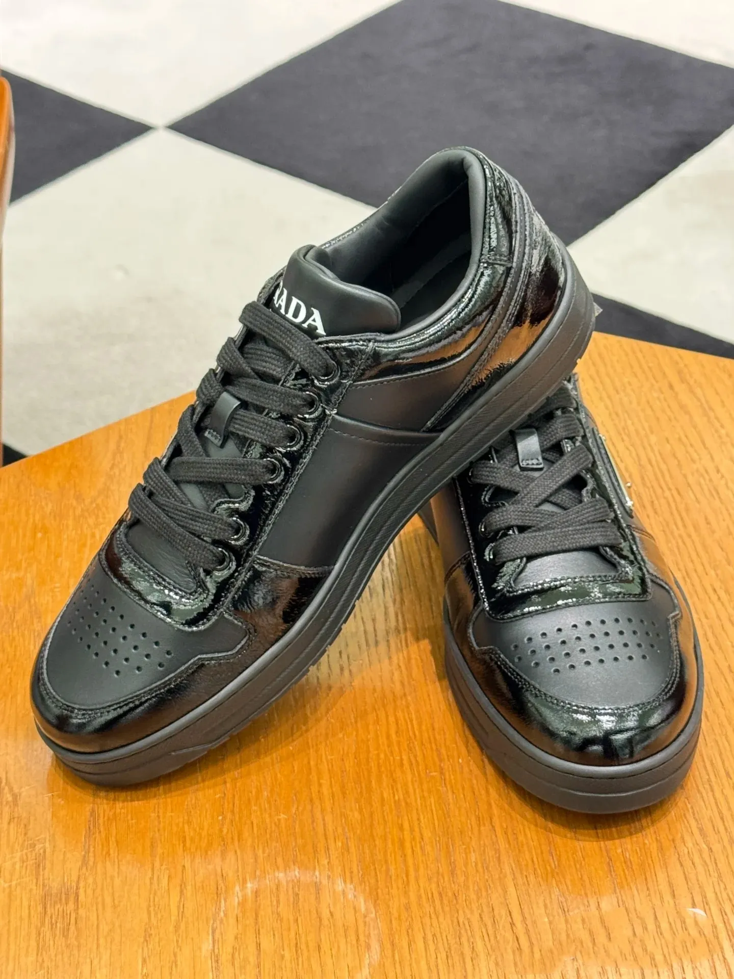 P380 Yuan 38-45 Prada Prada’s new men’s leather sports shoes, the highest version on the market, any comparison is welcome🆚! The original leather has excellent texture and is super high-end! Fetal sheep net lining imported from Italy, removable pad! Luxurious materials and fine workmanship, highly recommended!